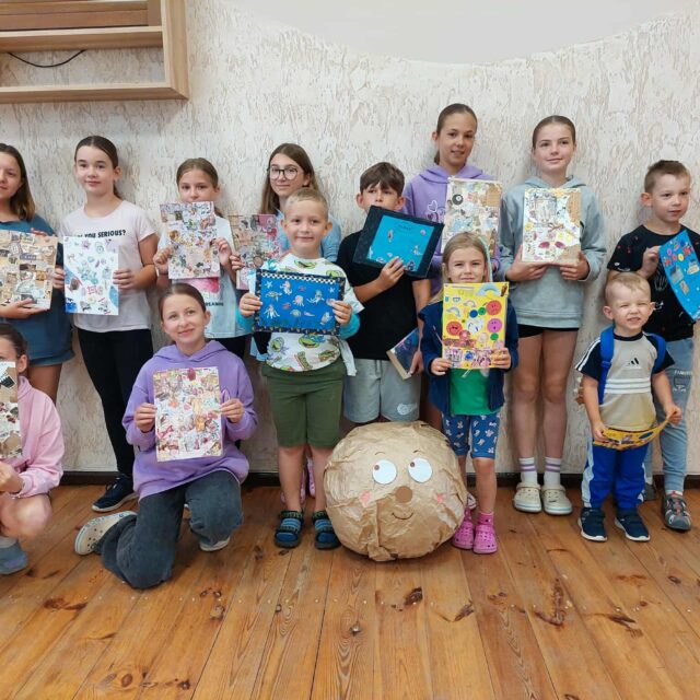 Warsztaty ze scrapbookingu​ Mobilna Papieroteka 2025 (18)