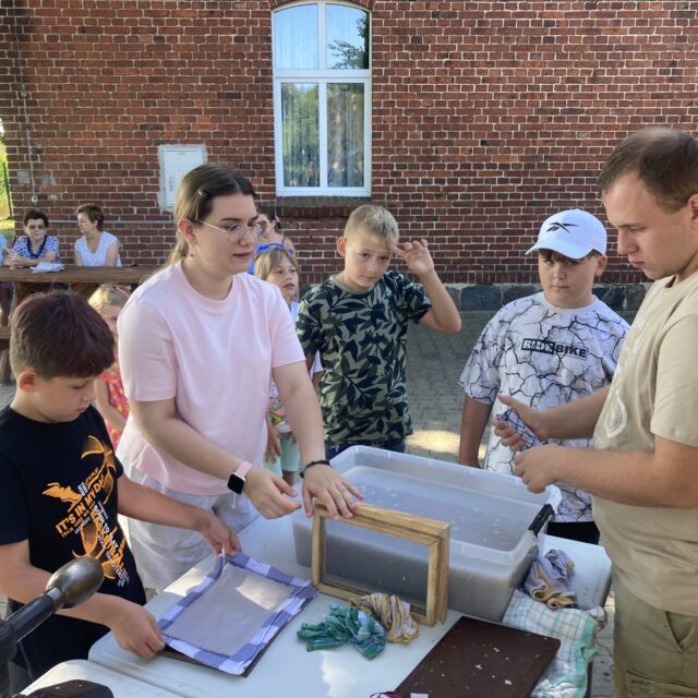 Czerpanie papieru w Czachorowie, Sikorzynie, Bogusławkach, Starym Gostyniu, Dusinie, Ostrowie, Szczodrochowie, Kosowie i Goli (27)