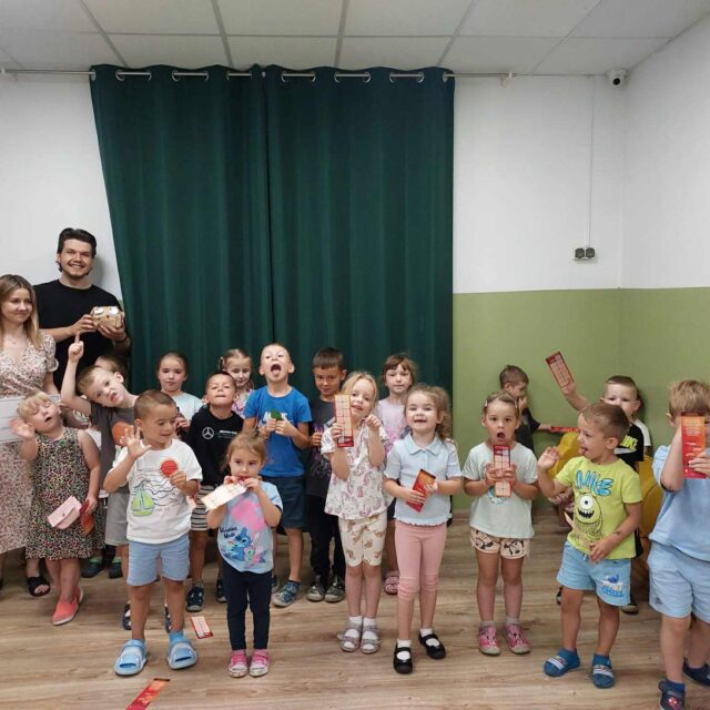 Warsztaty czerpania papieru Przedszkole Hocki Klocki w Gostyniu (1)