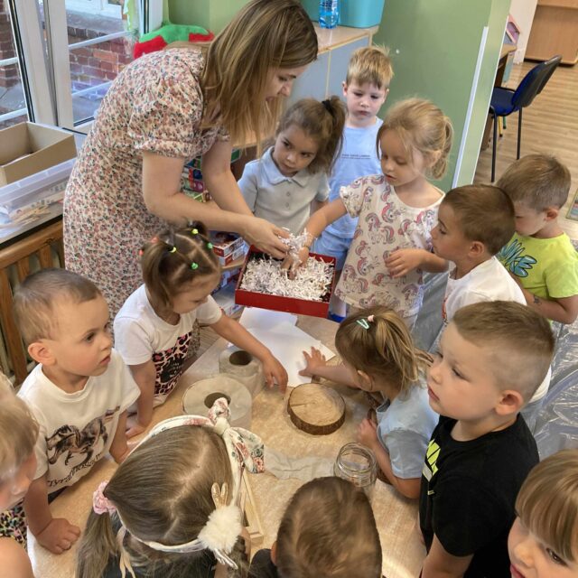 Warsztaty czerpania papieru Przedszkole Hocki Klocki w Gostyniu (9)