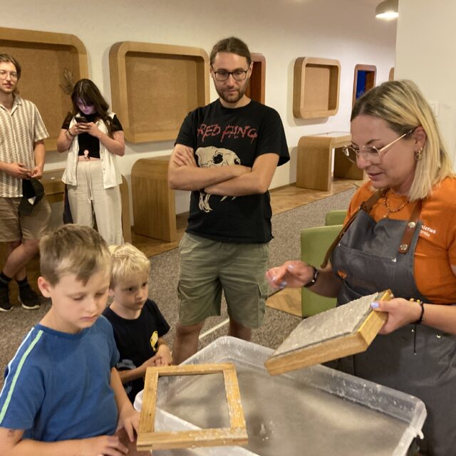 Wykład edukacyjny o papiernictwie (5)